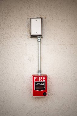 Kırmızı yangın alarm beyaz duvara geçiş
