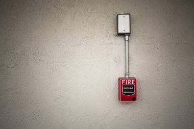 Kırmızı yangın alarm beyaz duvara geçiş