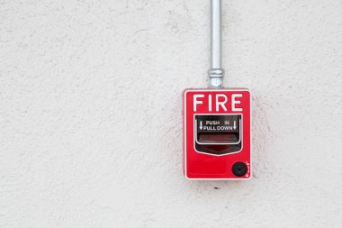 Kırmızı yangın alarm beyaz duvara geçiş