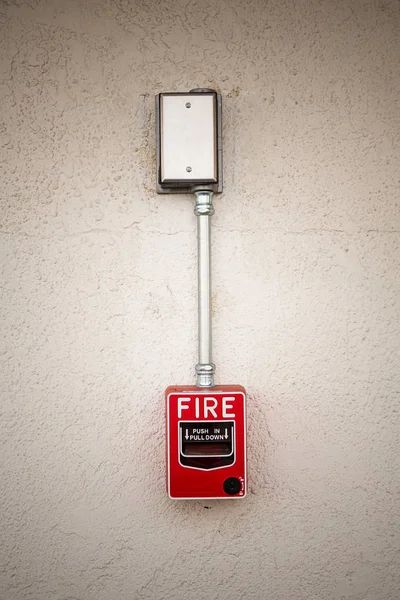 Kırmızı yangın alarm beyaz duvara geçiş