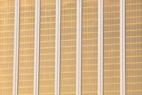 Ventanas de edificios de oficinas en el fondo — Foto de Stock