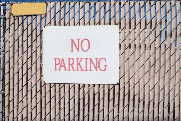 No hay señal de aparcamiento en la pared moderna —  Fotos de Stock