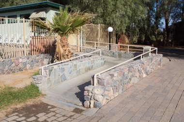 rampa yol desteği tekerlekli sandalye insanlar devre dışı. Tekerlekli sandalye kullanma