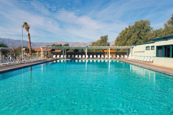 dağ ve mavi gökyüzü ile Yüzme Havuzu 