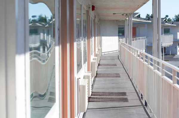 Перспектива современного стекла и стальной балкон, палуба, патио , — стоковое фото