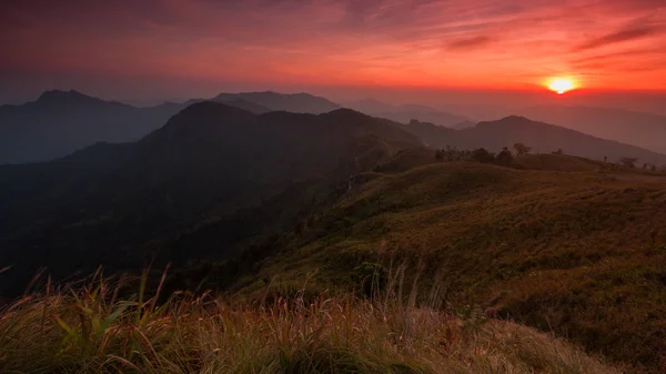 Cena de pôr do sol com o pico da montanha e paisagem nublada em Phu chi — Fotografia de Stock