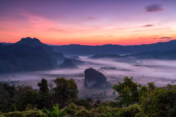 Montagne phulangka avec myst et lever du soleil à Phu Langka National — Photo