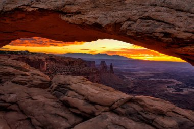 Mesa Arch Canyonlands Milli Parkı'nda Moab, Uta yakınındaki güneş doğarken