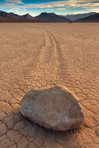 A Racetrack Playa, ou The Racetrack, é uma façanha de lago seco cênica — Fotografia de Stock