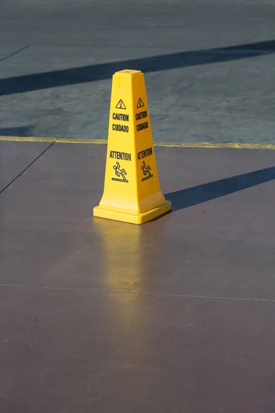 Sinal de aviso de superfície do piso escorregadio e símbolo na construção, descanso — Fotografia de Stock