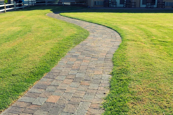 parktan geçen patika