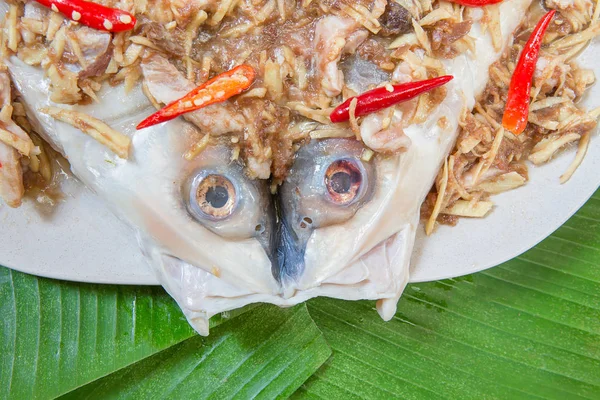 Branzino fresco crudo con peperoncino sul piatto — Foto Stock