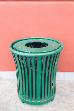yeşil demir çöp duvara karşı