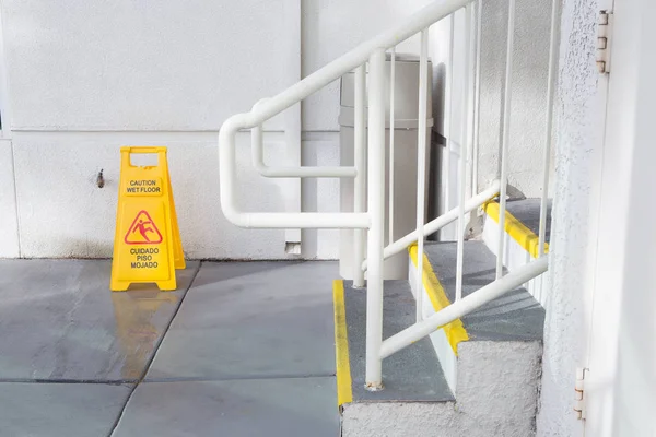 Aviso de sinal de piso molhado amarelo de escorregadio — Fotografia de Stock