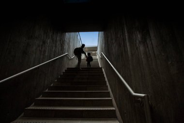 siluet baba ve oğul yaya metro merdiven çıkma