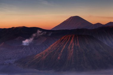 Mount Bromo yanardağ gündoğumu sırasında