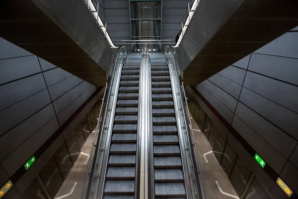 La escalera mecánica del aeropuerto . — Foto de Stock