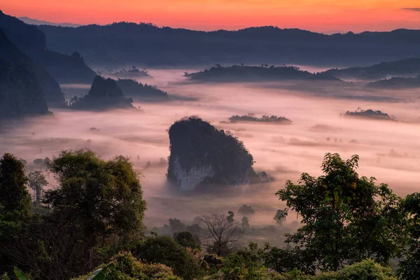 Montagne phulangka avec myst et lever du soleil à Phu Langka National — Photo