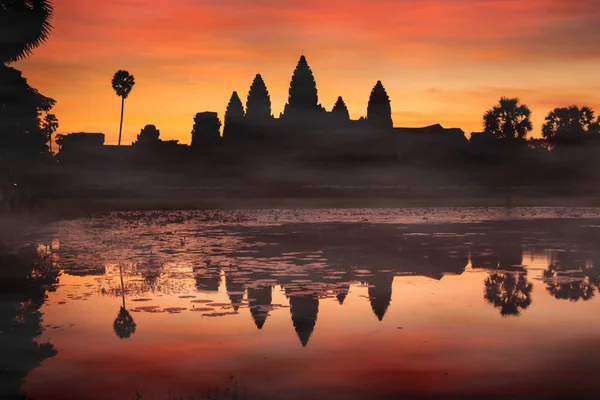 Angkor Wat silüeti, gündoğumu. Kamboçya anıt - Siem