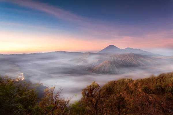 Monte Bromo vulcão durante o nascer do sol — Fotografia de Stock