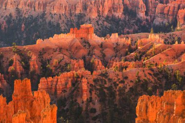 Kırmızı kumtaşı hoodoos Bryce Canyon Ulusal PA doğal görünümünü