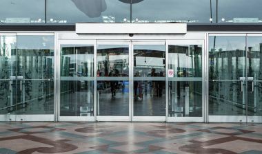 Havaalanı terminal bina kapısı giriş ve otomatik cam kapı