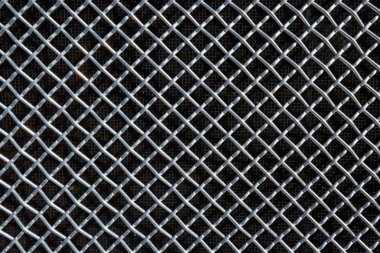 siyah arka plan üzerine metal kafes veya alüminyum kılavuz