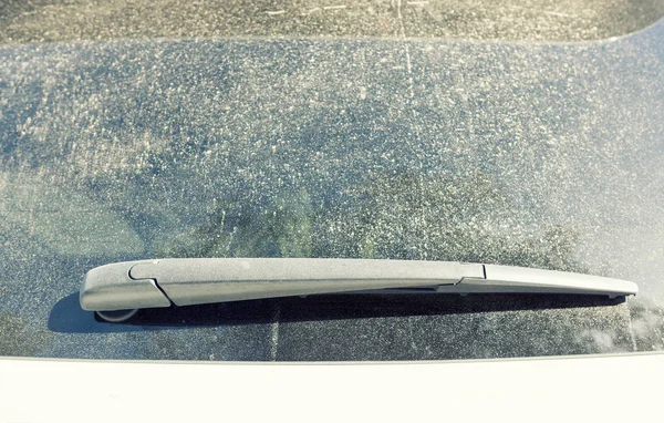 Çok kirli araba arka cam ve silecek — Stok fotoğraf