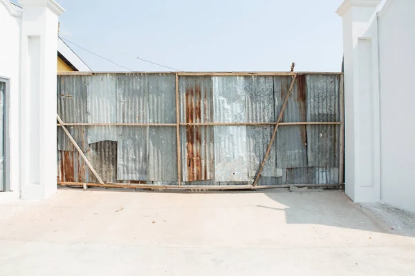 Porta con sfondo struttura della parete di zinco — Foto Stock