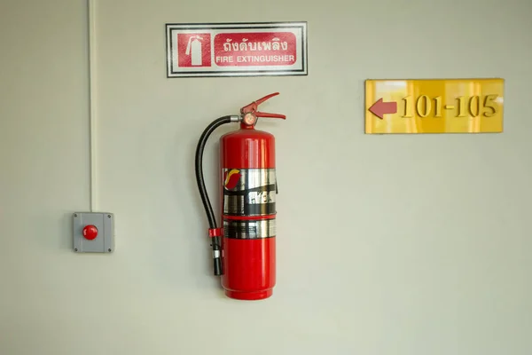 Yangın söndürücü beyaz duvardaki.
