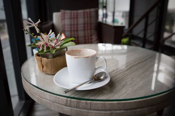 Taza de café vacía en la mesa en caf — Foto de Stock