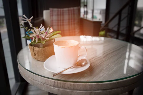 Copo de café vazio na mesa em caf — Fotografia de Stock