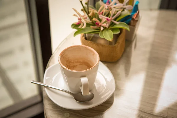 Copo de café vazio na mesa em caf — Fotografia de Stock