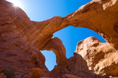 Utah, Arches Ulusal Parkı 'nda Çifte Kemer.