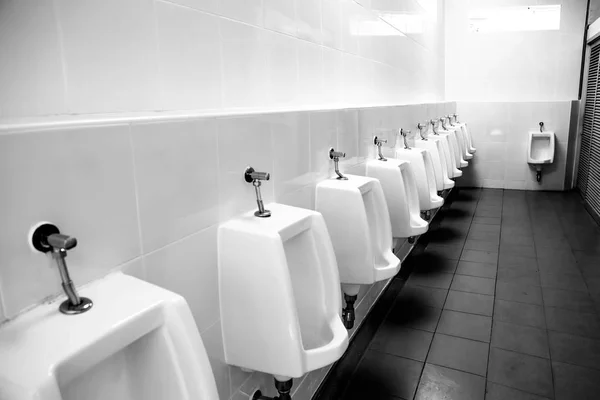 Uomini di orinatoi puliti in toilette — Foto Stock