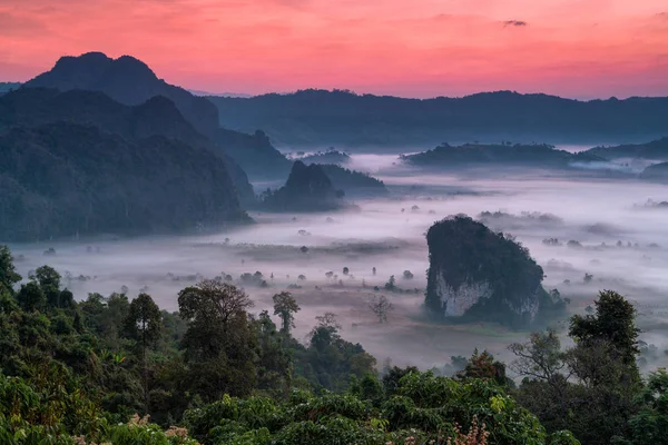 Montagne phulangka avec myst et lever du soleil à Phu Langka National — Photo