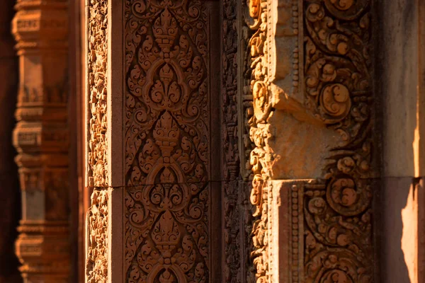 Detalles de talla en el templo de Banteay Srei Angkor — Foto de Stock