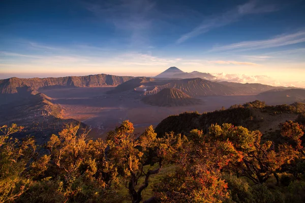 Monte Bromo vulcão durante o pôr do sol — Fotografia de Stock