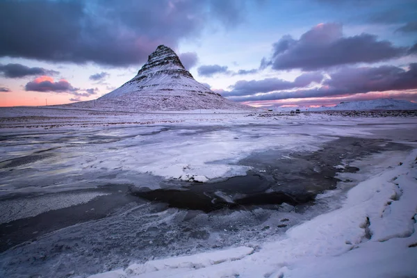 Belleza Kirkjufell montaña con agua cae en invierno, Islandia —  Fotos de Stock