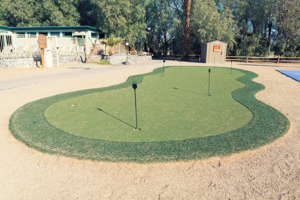 Golf delik yeşil koyarak. Yeşil mini golf sahası olduğunu 