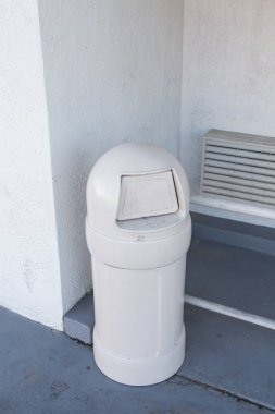 Beyaz plastik çöp 
