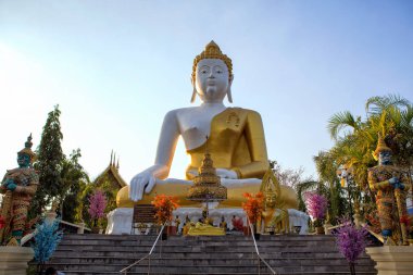 Buda heykeli Wat Phra bu DOI Kham, Chiang Mai, Tayland tapınak N