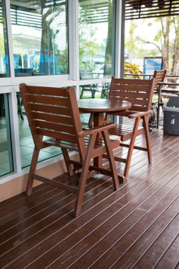 Tahta sandalyeli ve masalı boş bir köşe.