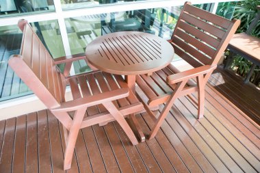 Tahta sandalyeli ve masalı boş bir köşe.