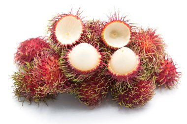 Beyaz arka planda izole edilmiş Rambutan tatlı meyvesi
