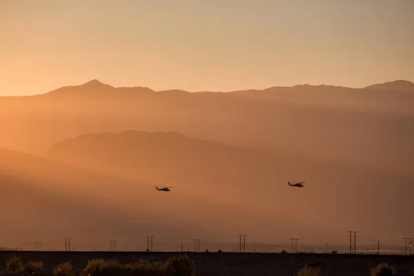 Silhueta de helicóptero com pôr do sol . — Fotografia de Stock