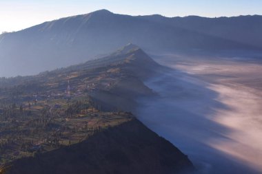 Mount Bromo yanardağ gündoğumu sırasında