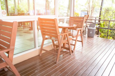 Tahta sandalyeli ve masalı boş bir köşe.