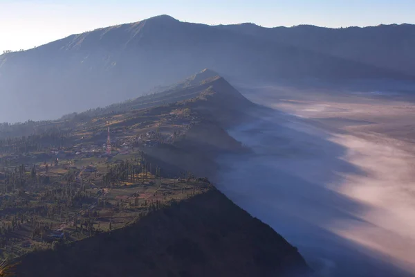 Monte Bromo vulcão durante o nascer do sol — Fotografia de Stock