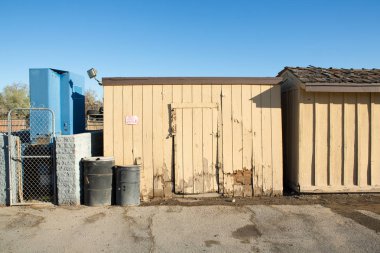 varil ile eski ahşap saklama